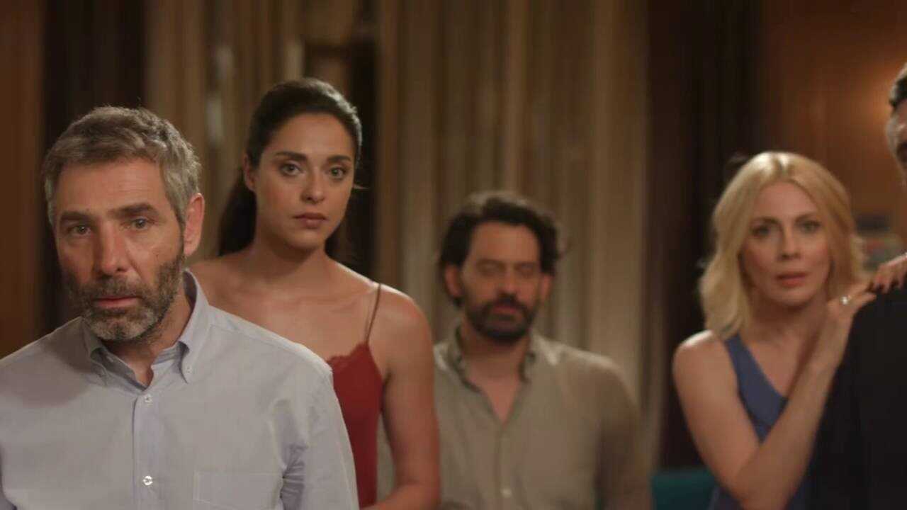 Τέλειοι Ξένοι 0