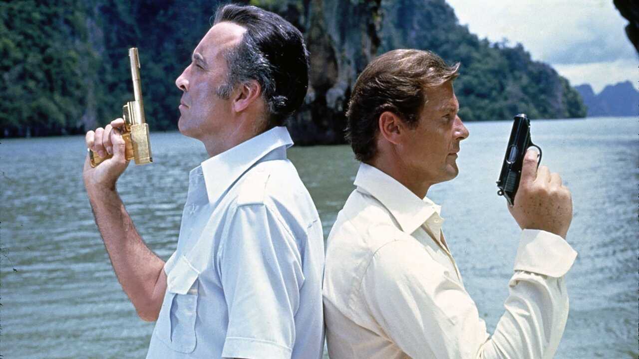Człowiek ze Złotym Pistoletem (1974) 0