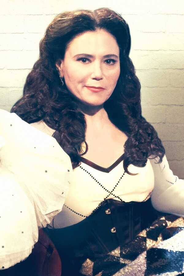 Alex Borstein: Corsets & Clown Suits (2023) 0